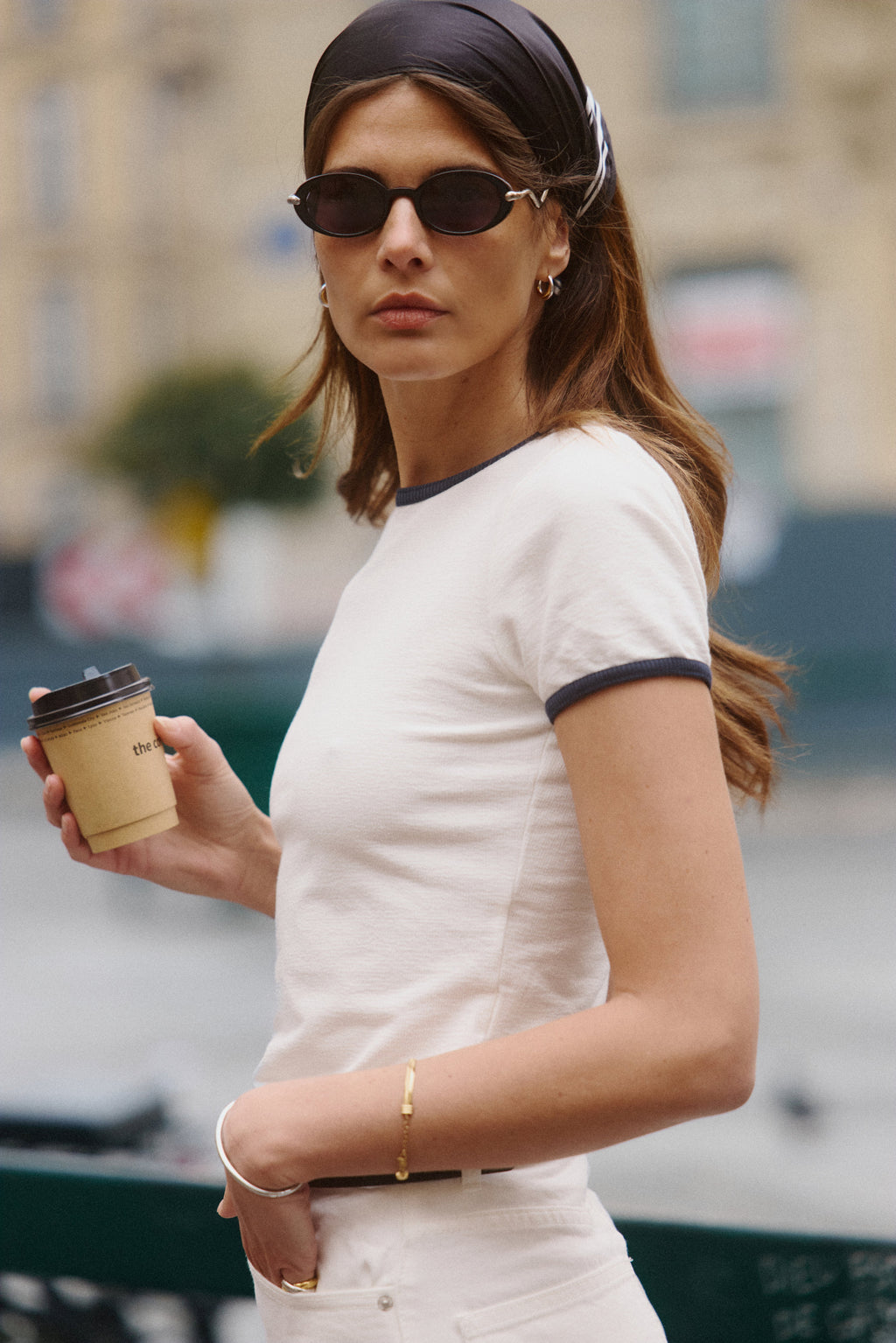La Elvissa Ovale Lunettes de Soleil pour femme in Noir
