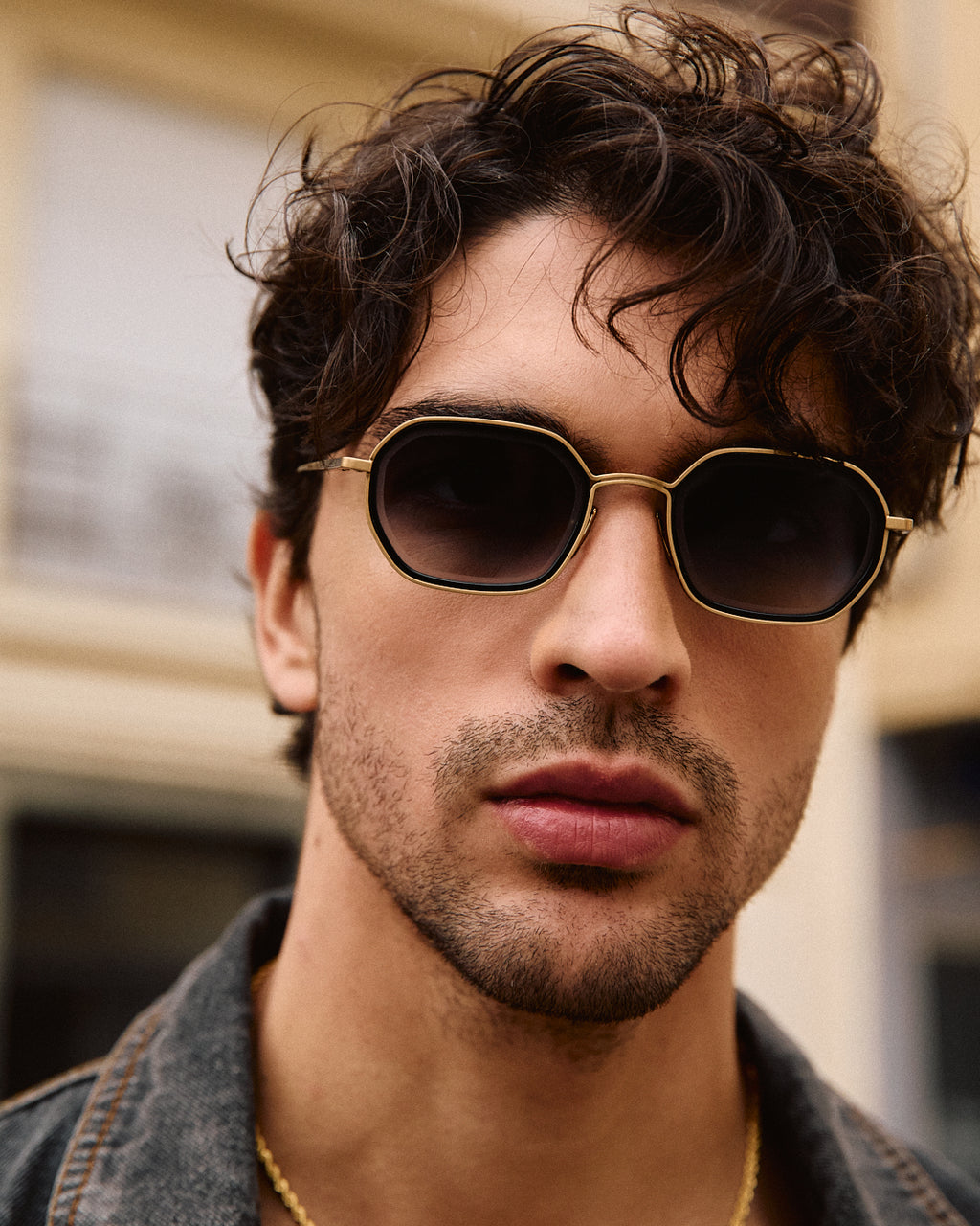 The Yuzu Oval Men's Sunglasses in Black