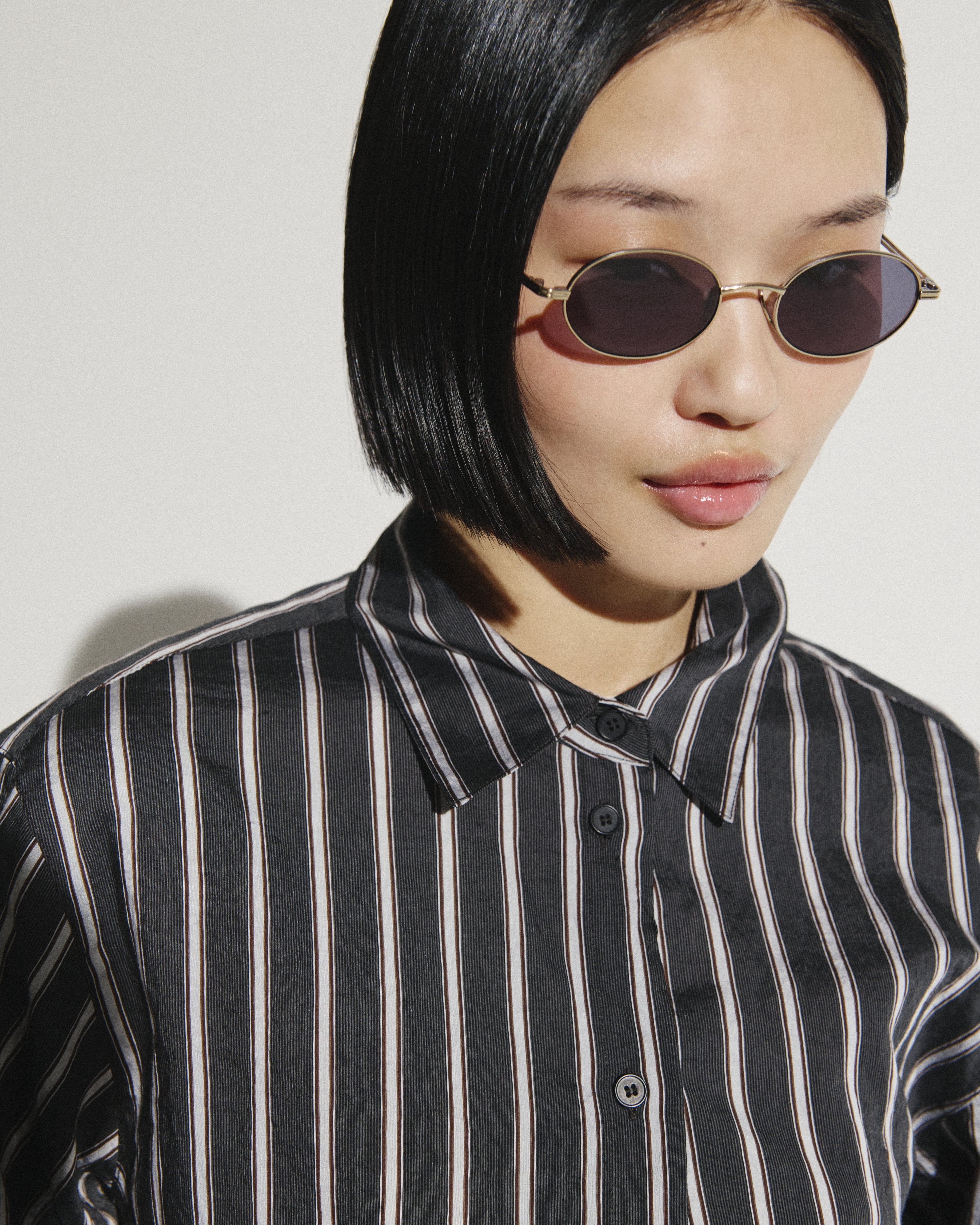 The Elvie Oval Women's Sunglasses in Gold