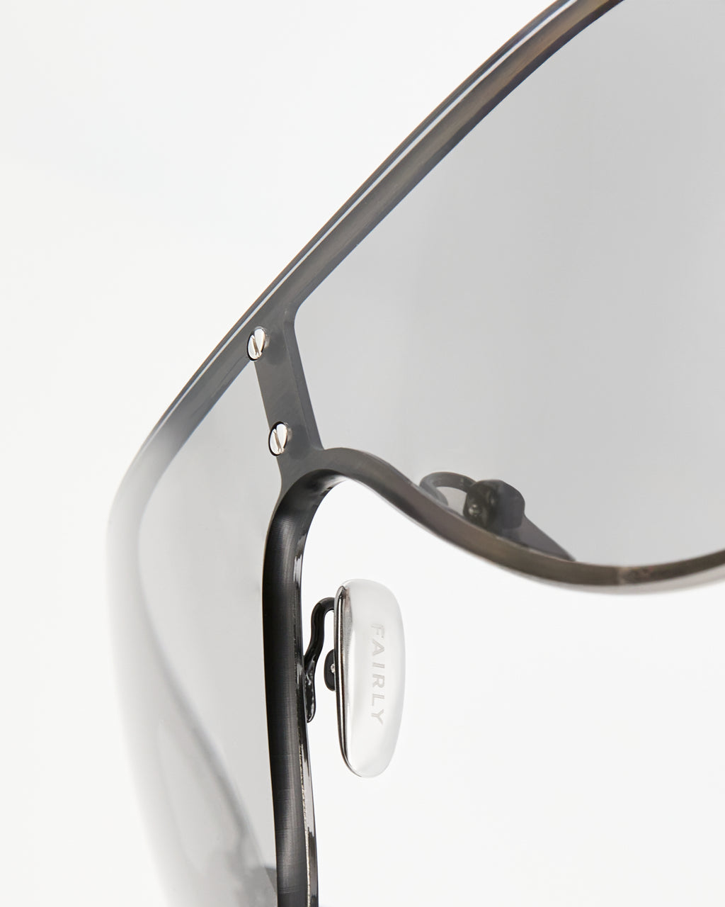La Brooklyn Slim Aviateur Lunettes de Soleil pour femme in Gris clair
