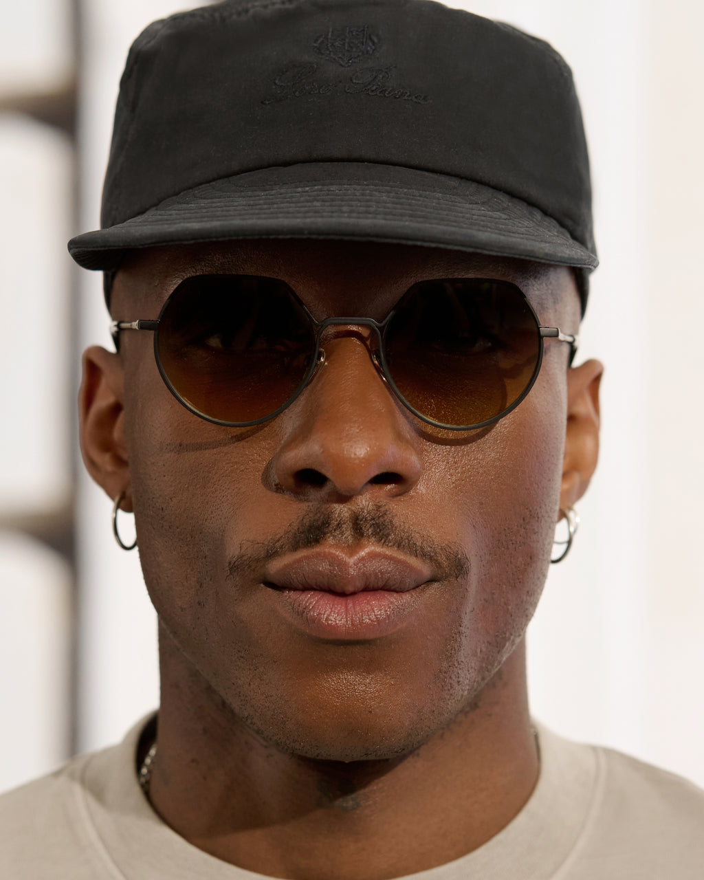 The Vietri Round Men's Sunglasses in Black