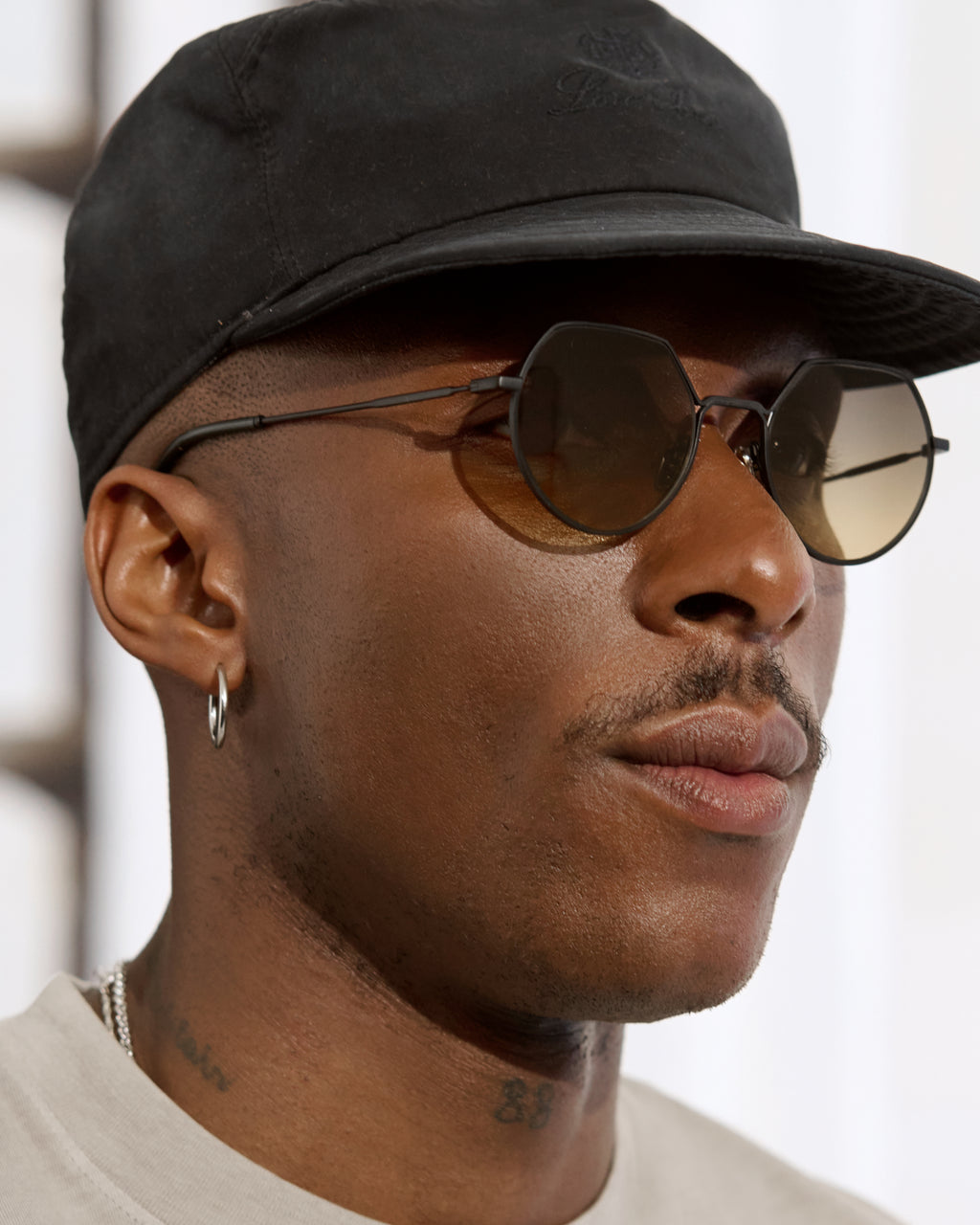 The Vietri Round Men's Sunglasses in Black