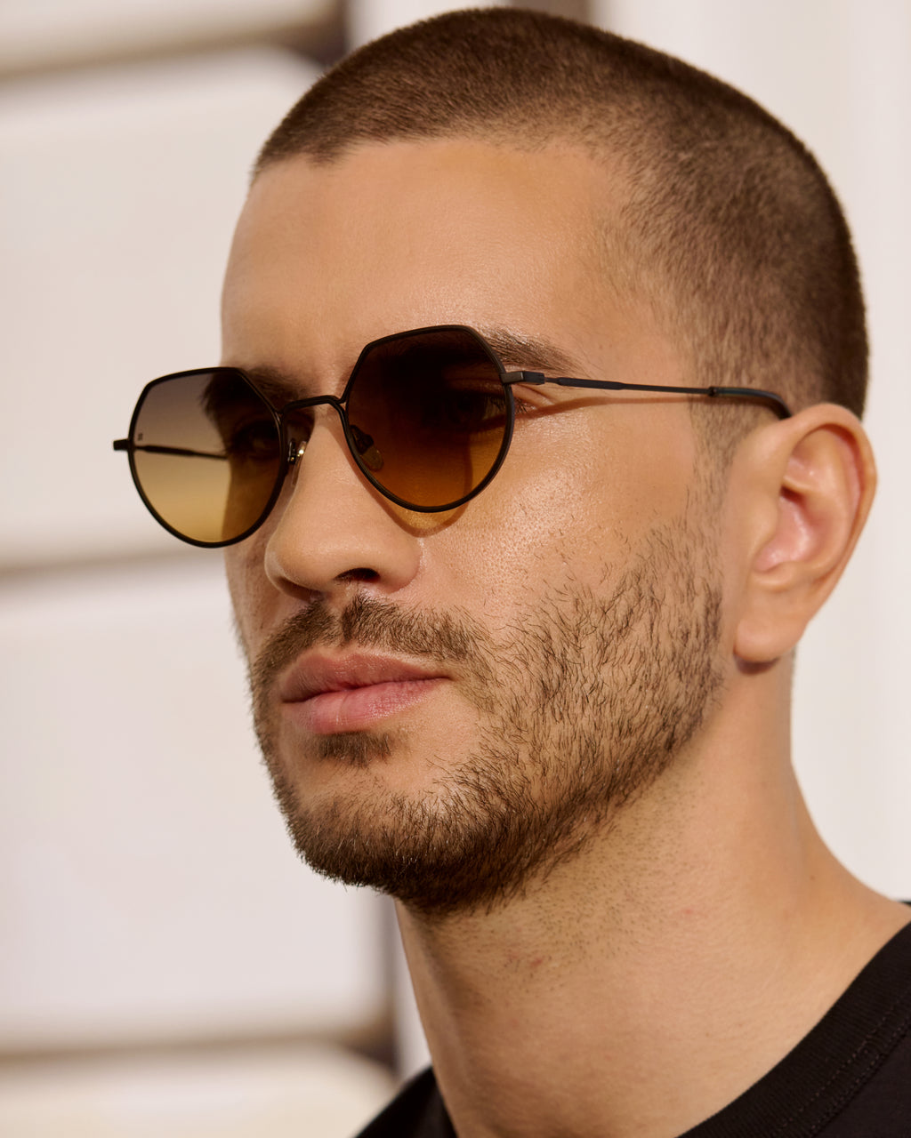 The Vietri Round Men's Sunglasses in Black