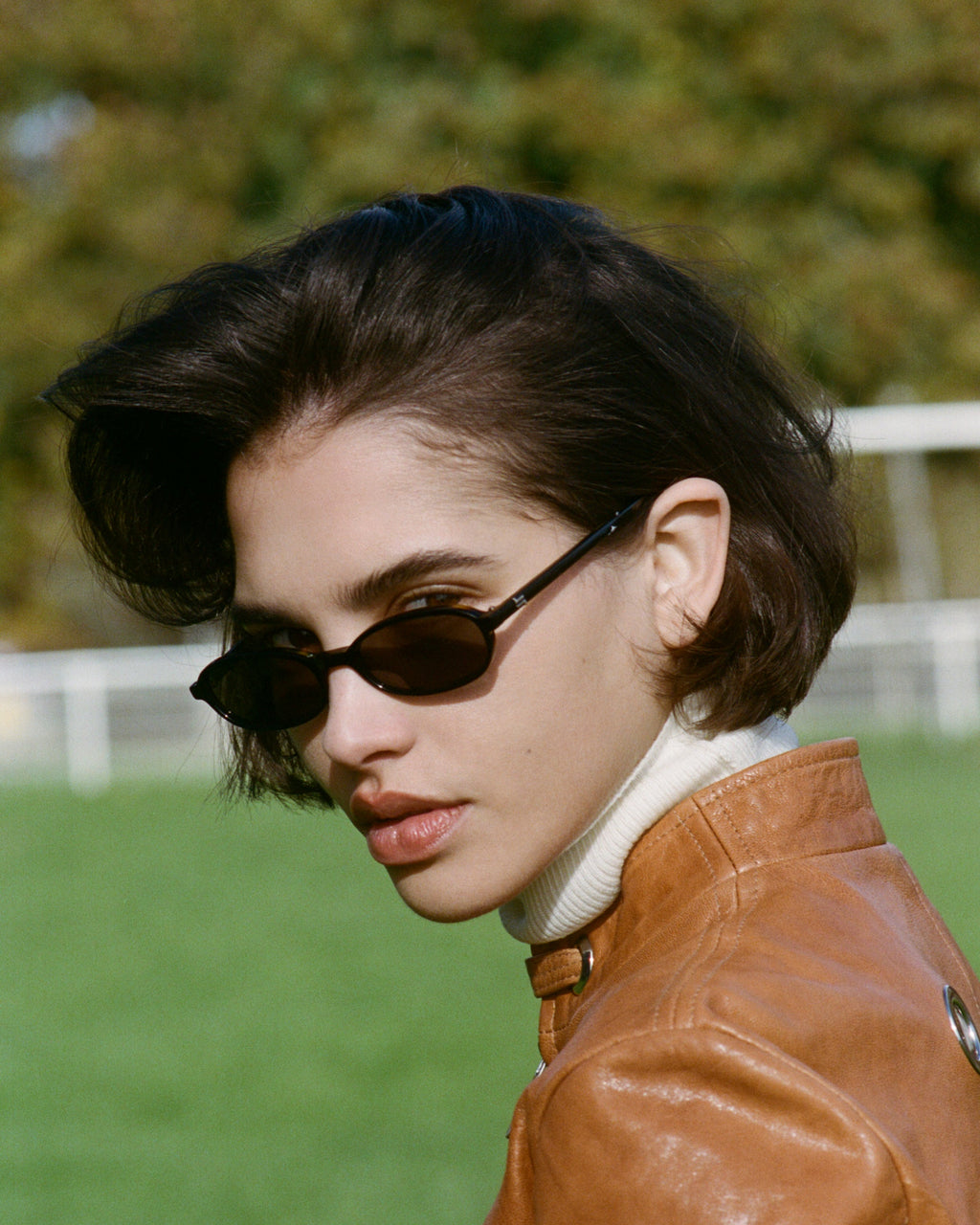 La Emmy Ovaladas Gafas de Sol para Mujer in Negro