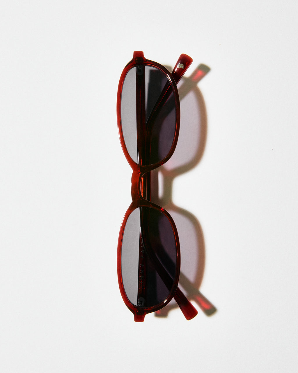 La Emmy Ovale Lunettes de Soleil pour femme in Rouge