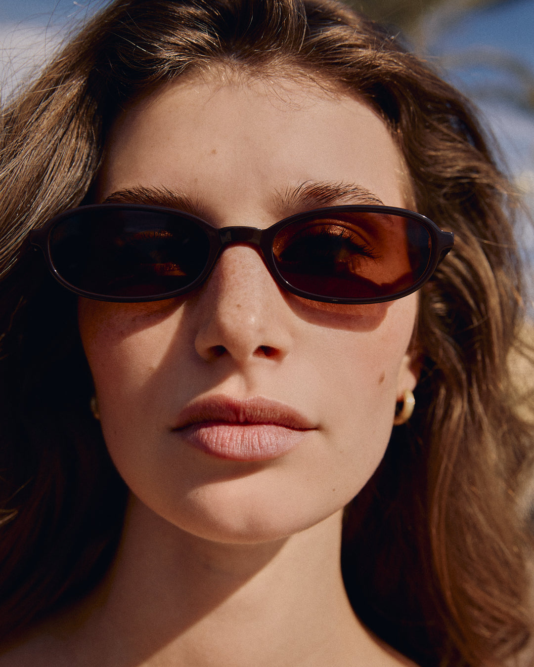 La Emmy Ovale Lunettes de Soleil pour femme in Brun