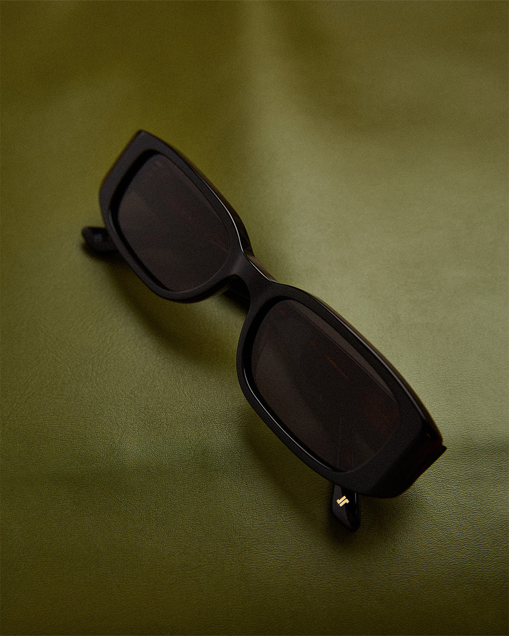 La Indy Rectangulaire Lunettes de Soleil pour femme in Noir