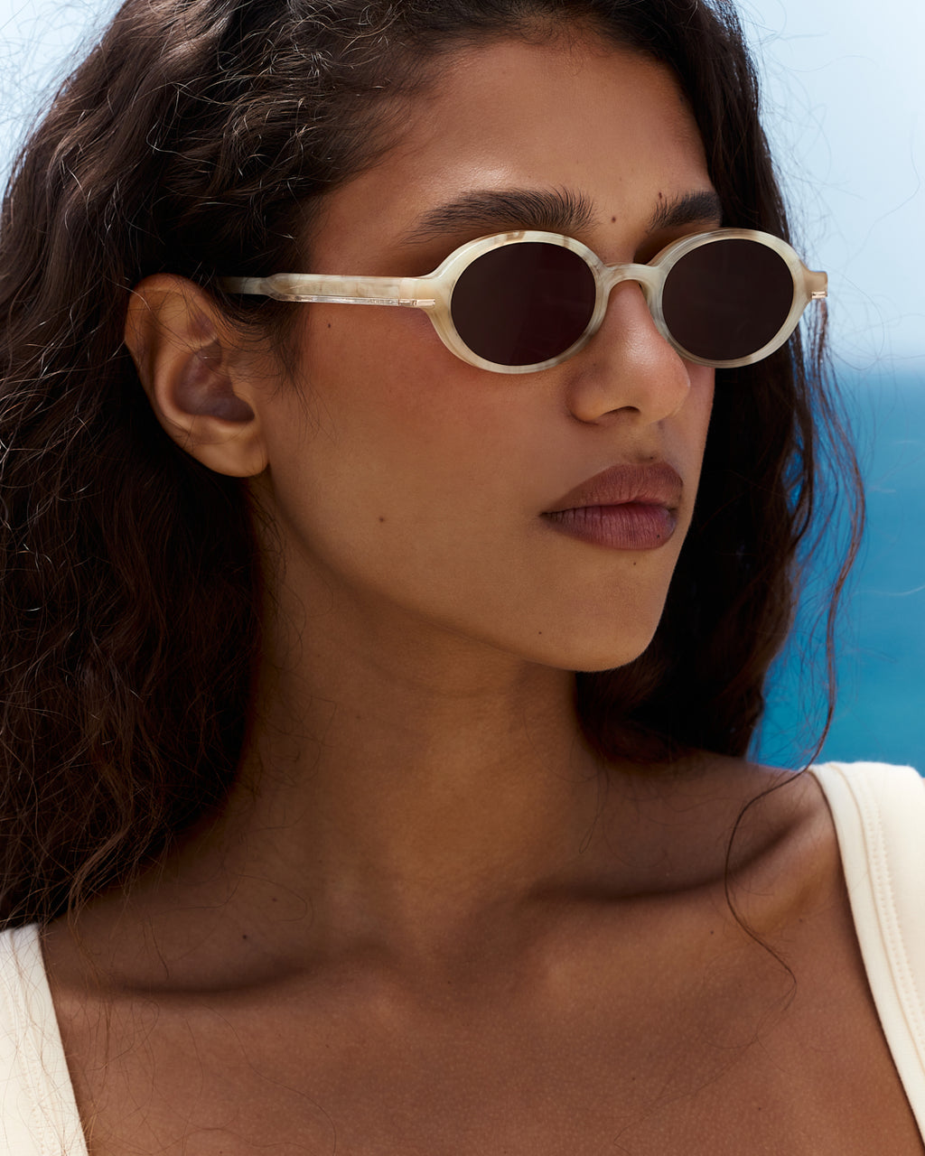 La Elvie Ovale Lunettes de Soleil pour femme in Crème