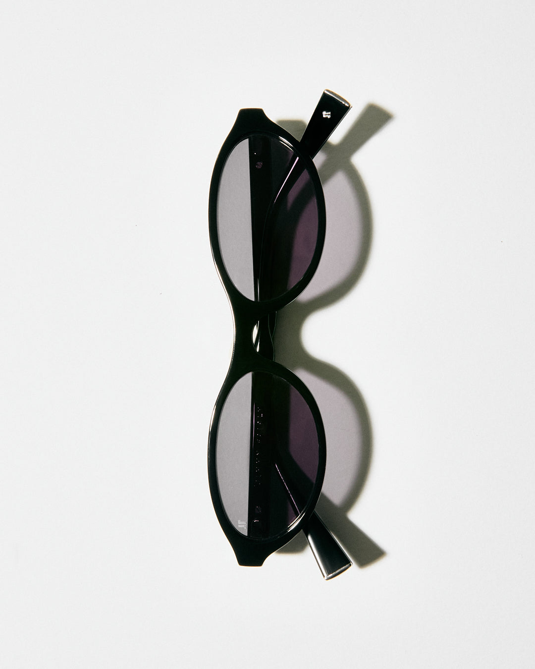 La Meg Ovale Lunettes de Soleil pour femme in Noir