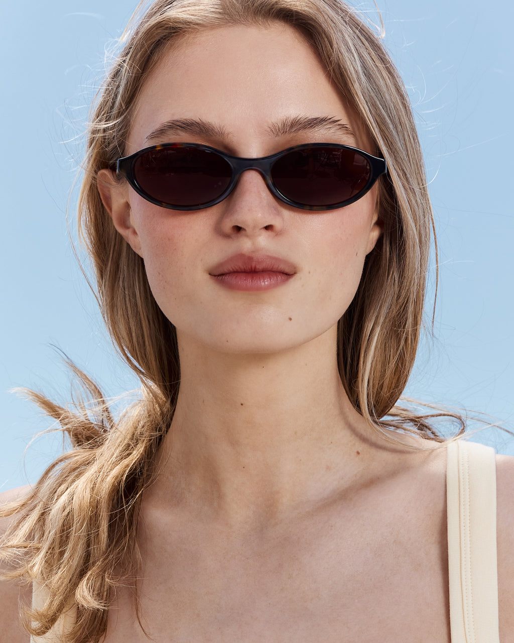 La Meg Ovale Lunettes de Soleil pour femme in Ecaille foncée