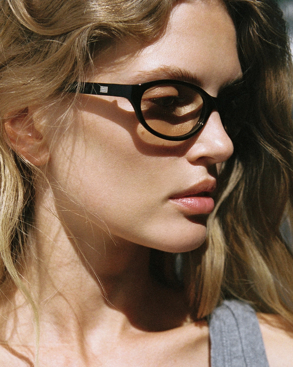 The Evy Oval Women's Sunglasses in Black