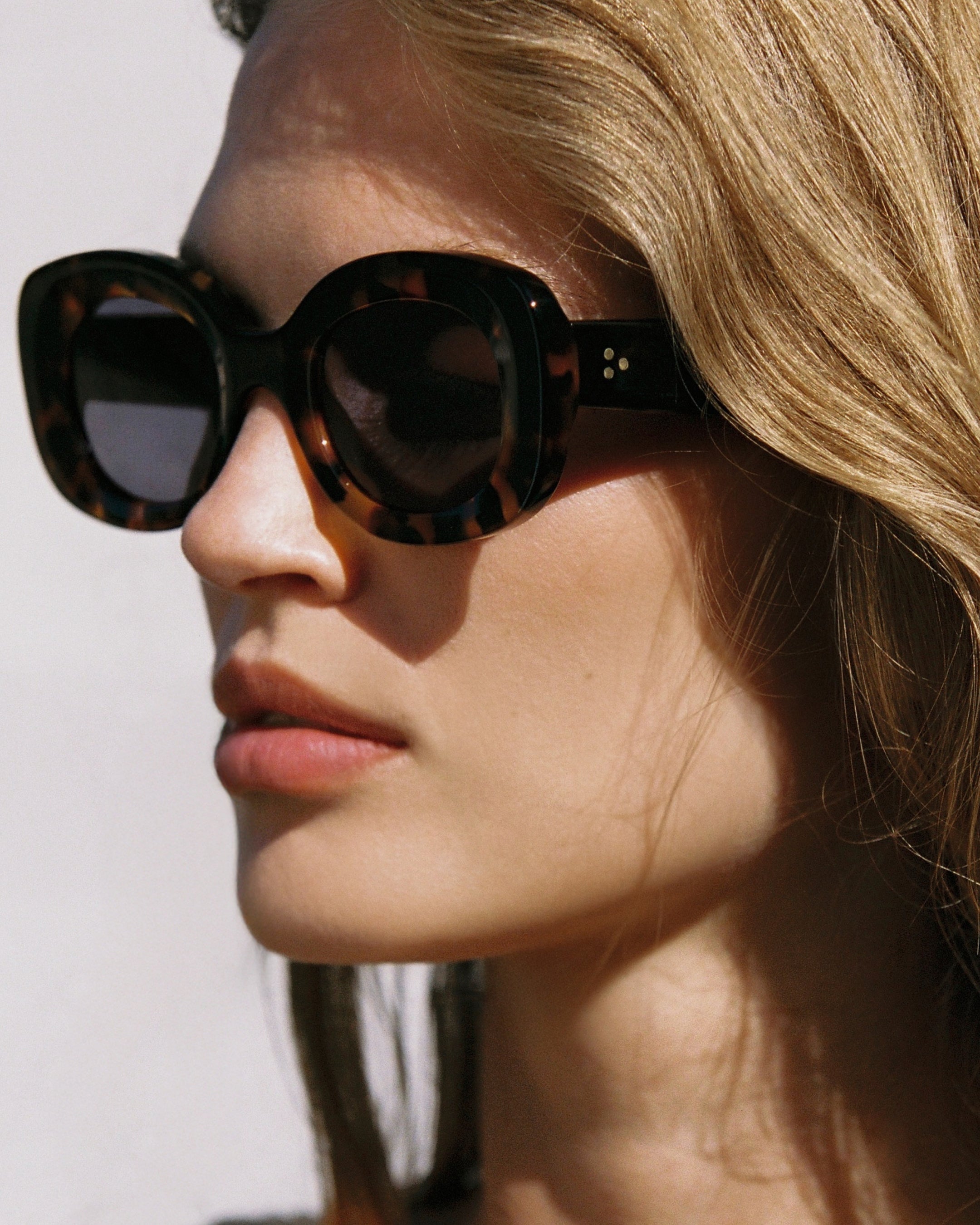 La Cinnamon Ovale Lunettes de Soleil pour femme in Ecaille foncée