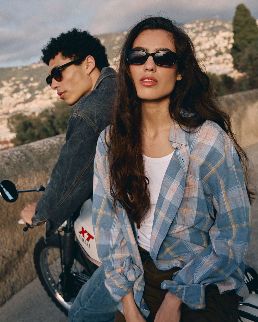La Jani Rectangulaire Lunettes de Soleil pour femme in Noir