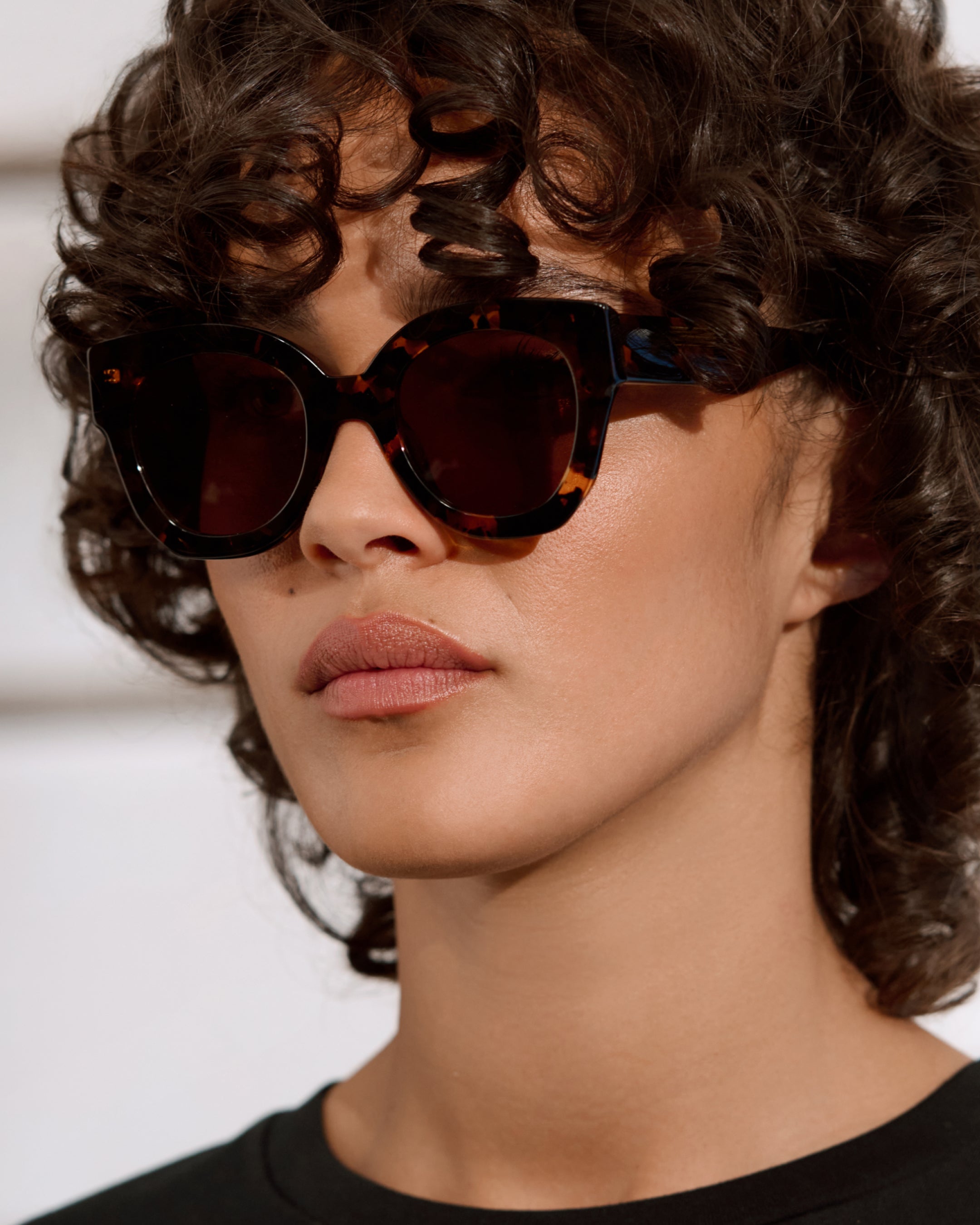 La Swirl Papillon Lunettes de Soleil pour femme in Ecaille foncée