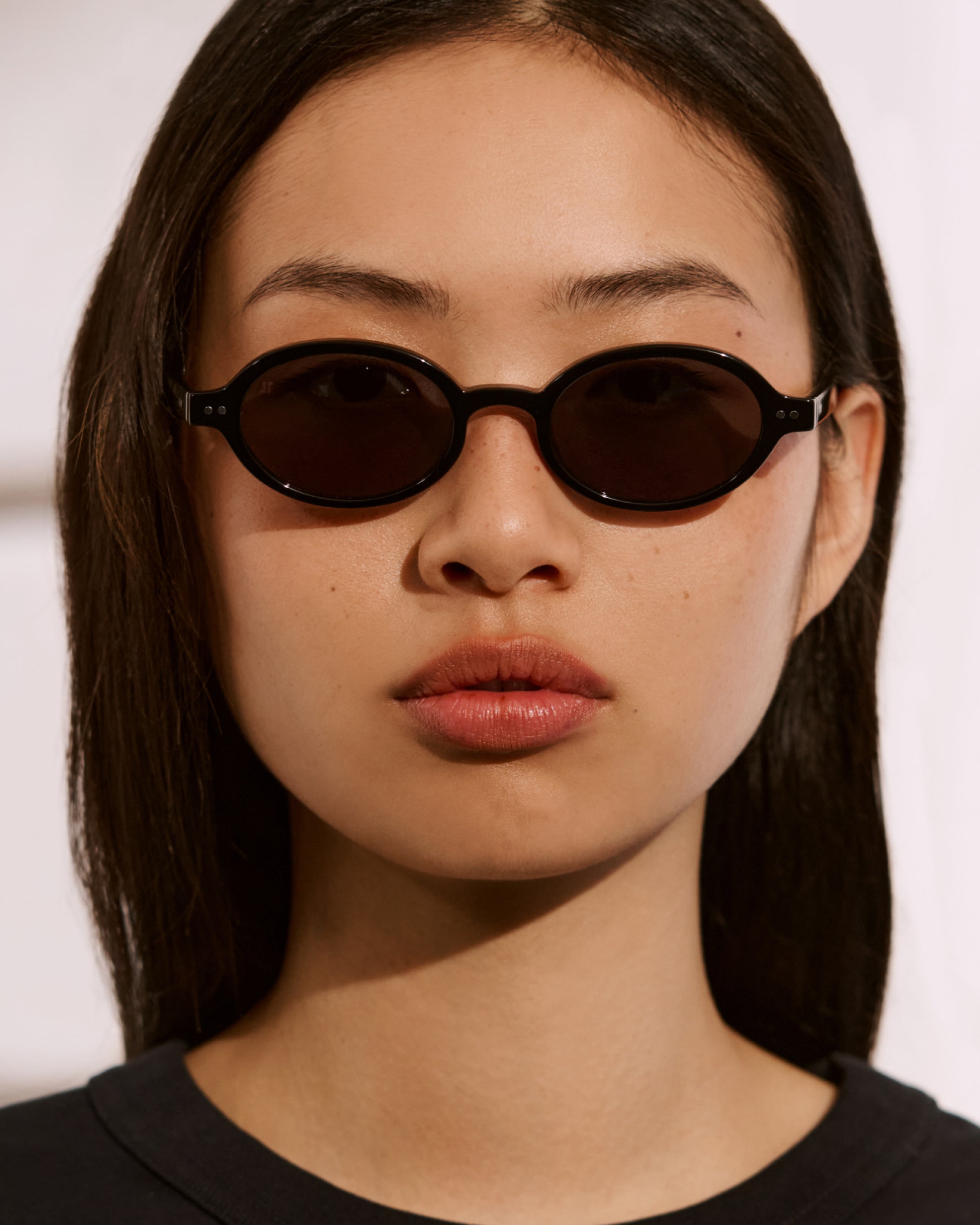 The Elvie Oval Women's Sunglasses in Black