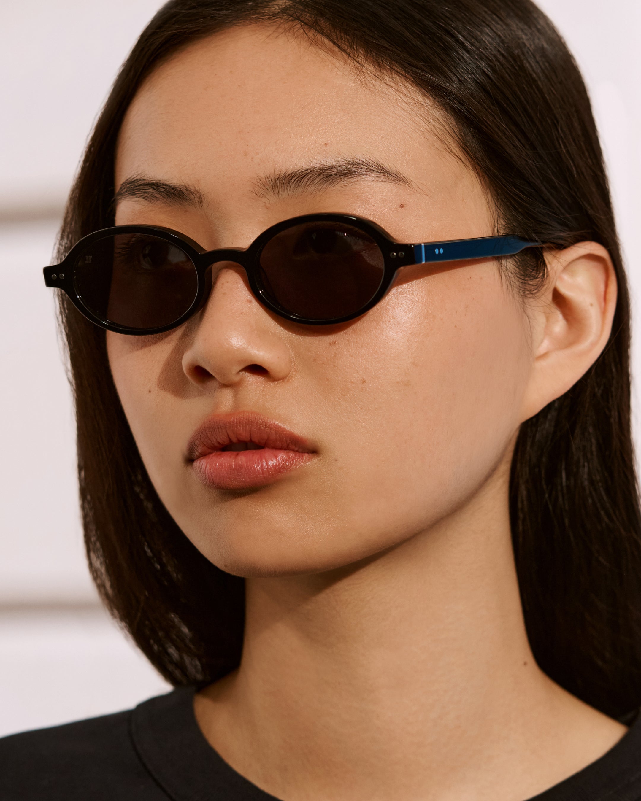 The Elvie Oval Women's Sunglasses in Black