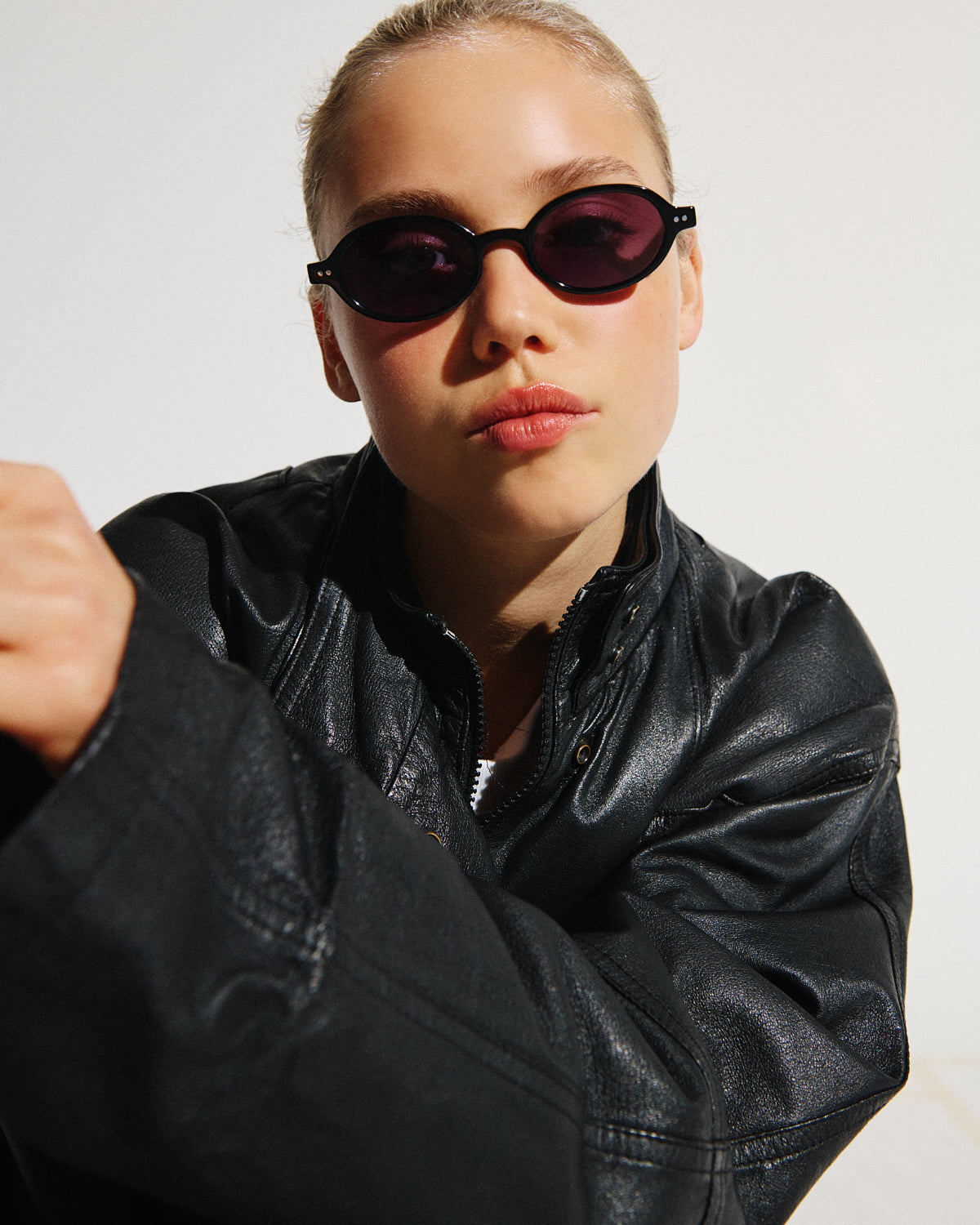 The Elvie Medium Black Sunglasses in Black | Jimmy Fairly US