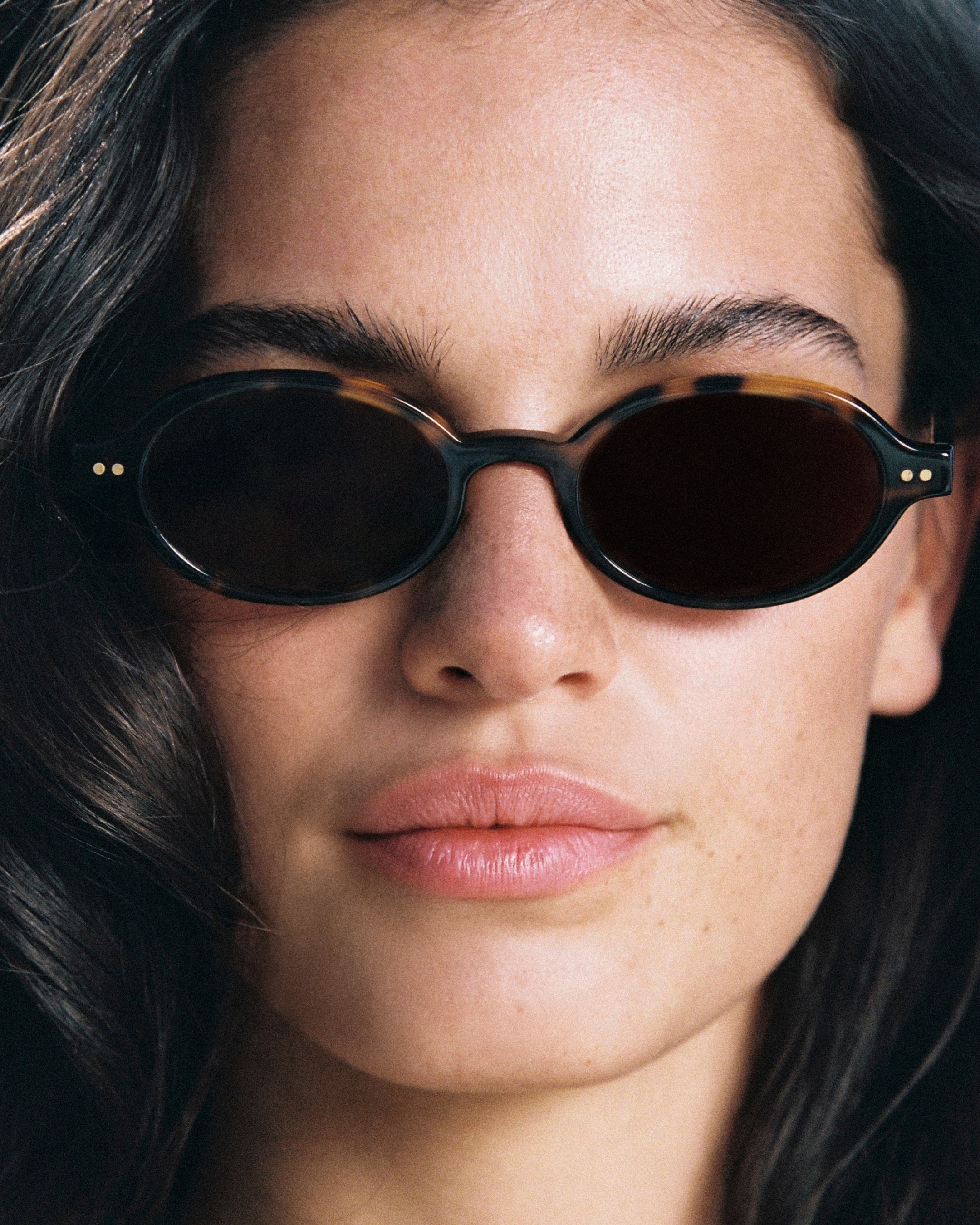 The Elvie Oval Women's Sunglasses in Dark Tortoise