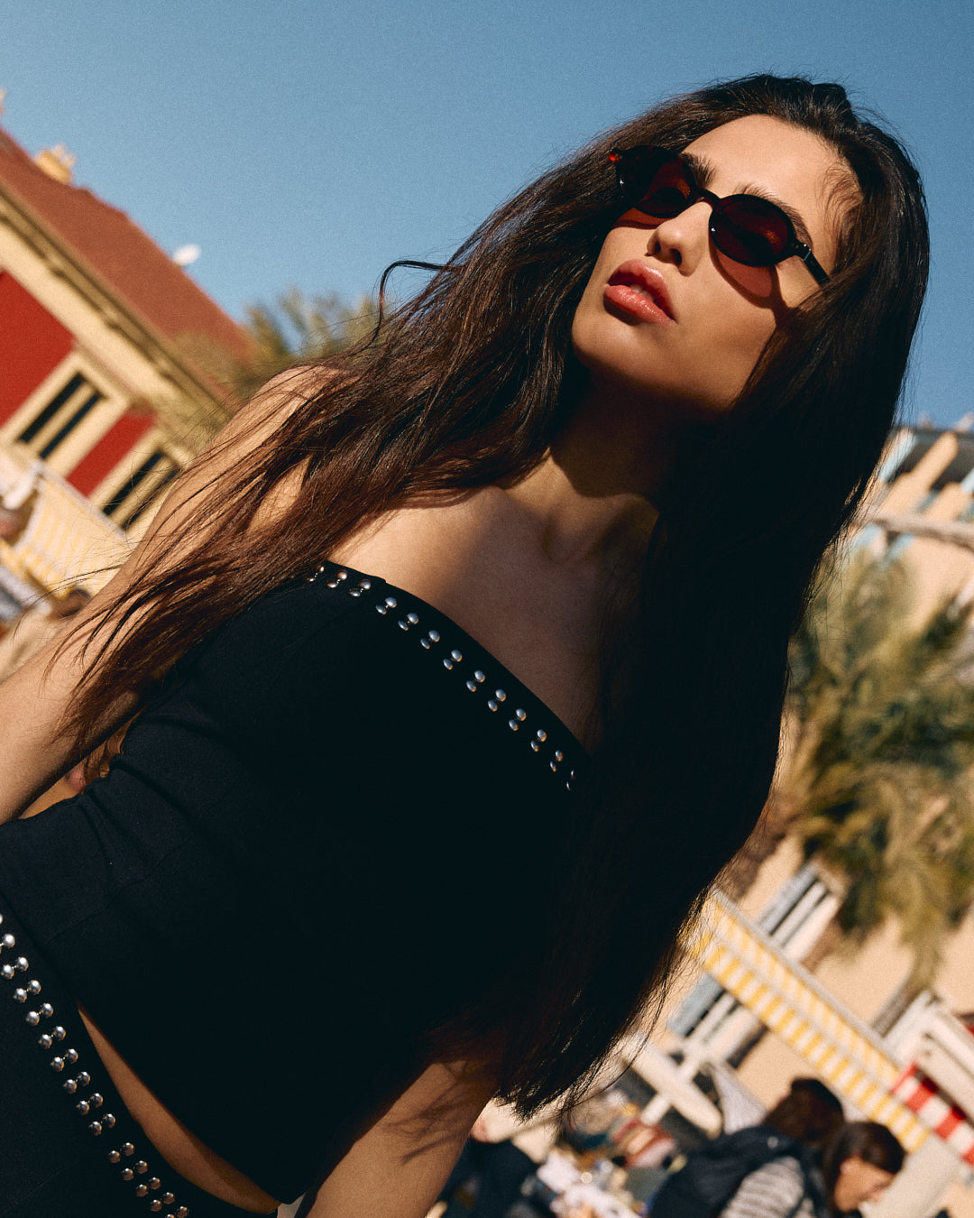 La Elvie Ovale Lunettes de Soleil pour femme in Ecaille foncée