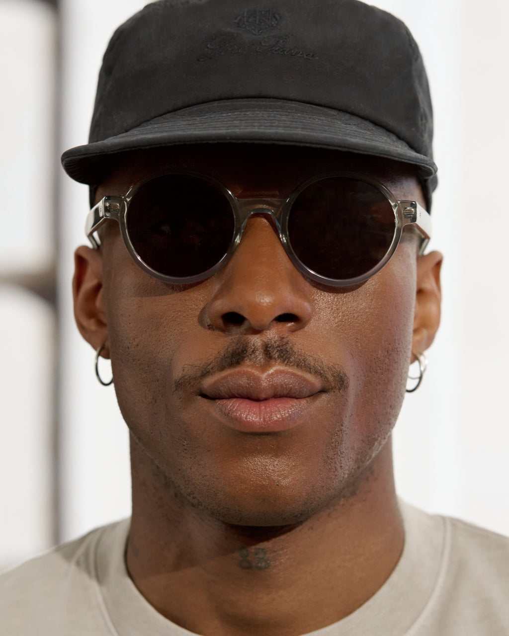 The Gadjo Round Men's Sunglasses in Light grey