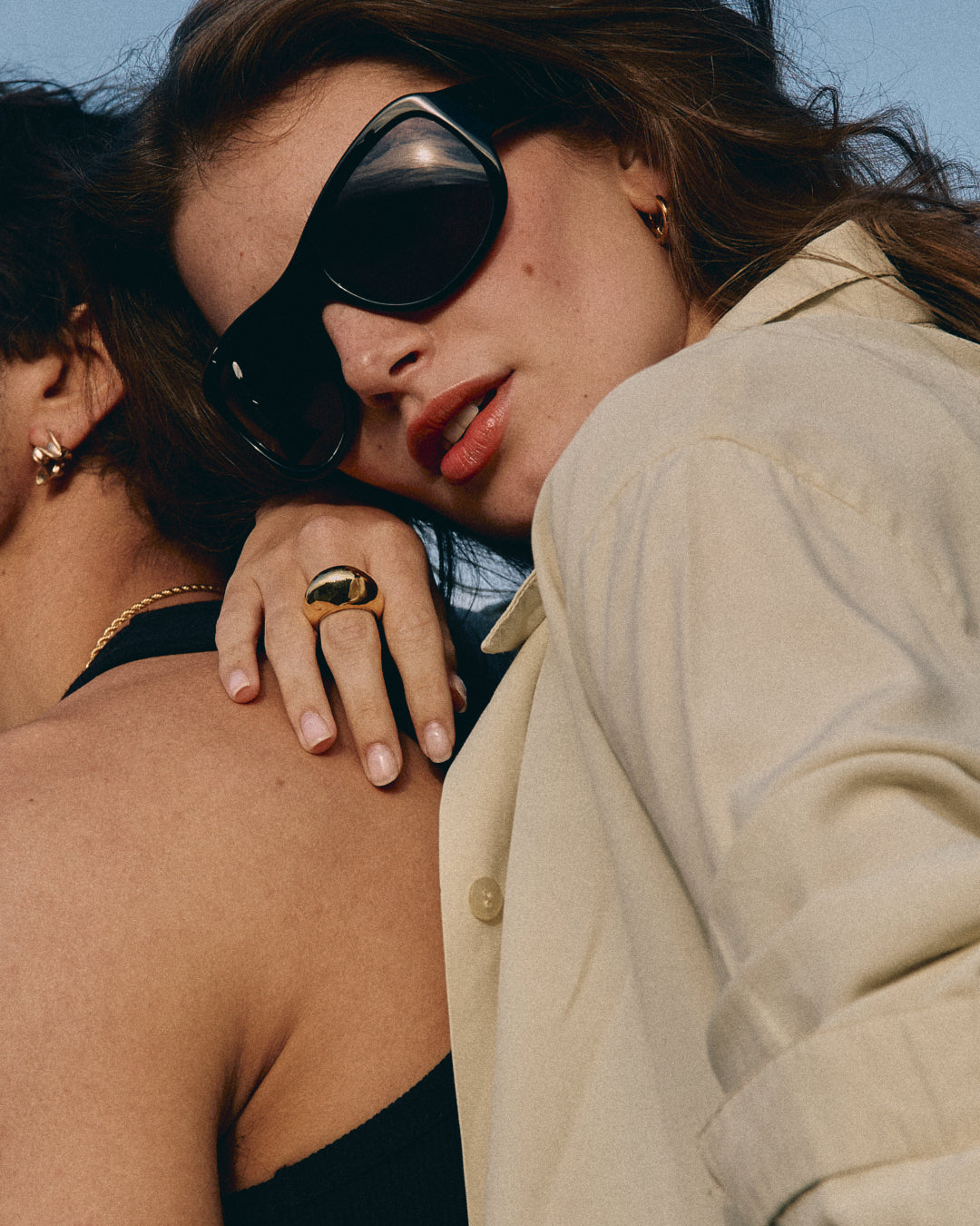 エイミール　セラアース　レッグシェイパー The Aela Medium Women's Sunglasses in Black | Jimmy Fairly US