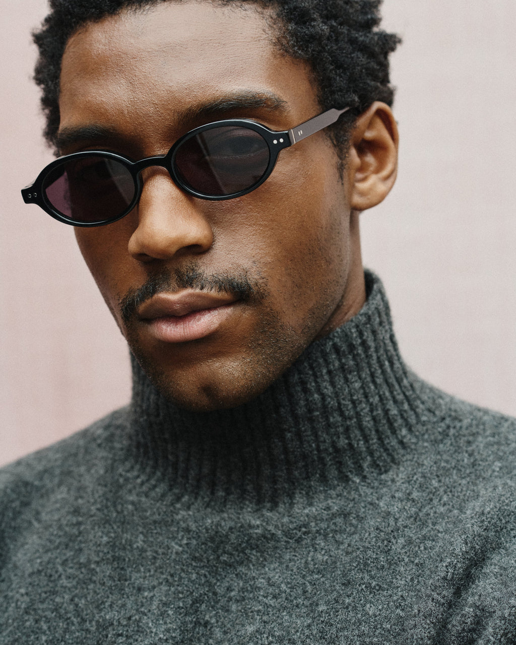 The Elvie Oval Damen-Sonnenbrillen in Schwarz