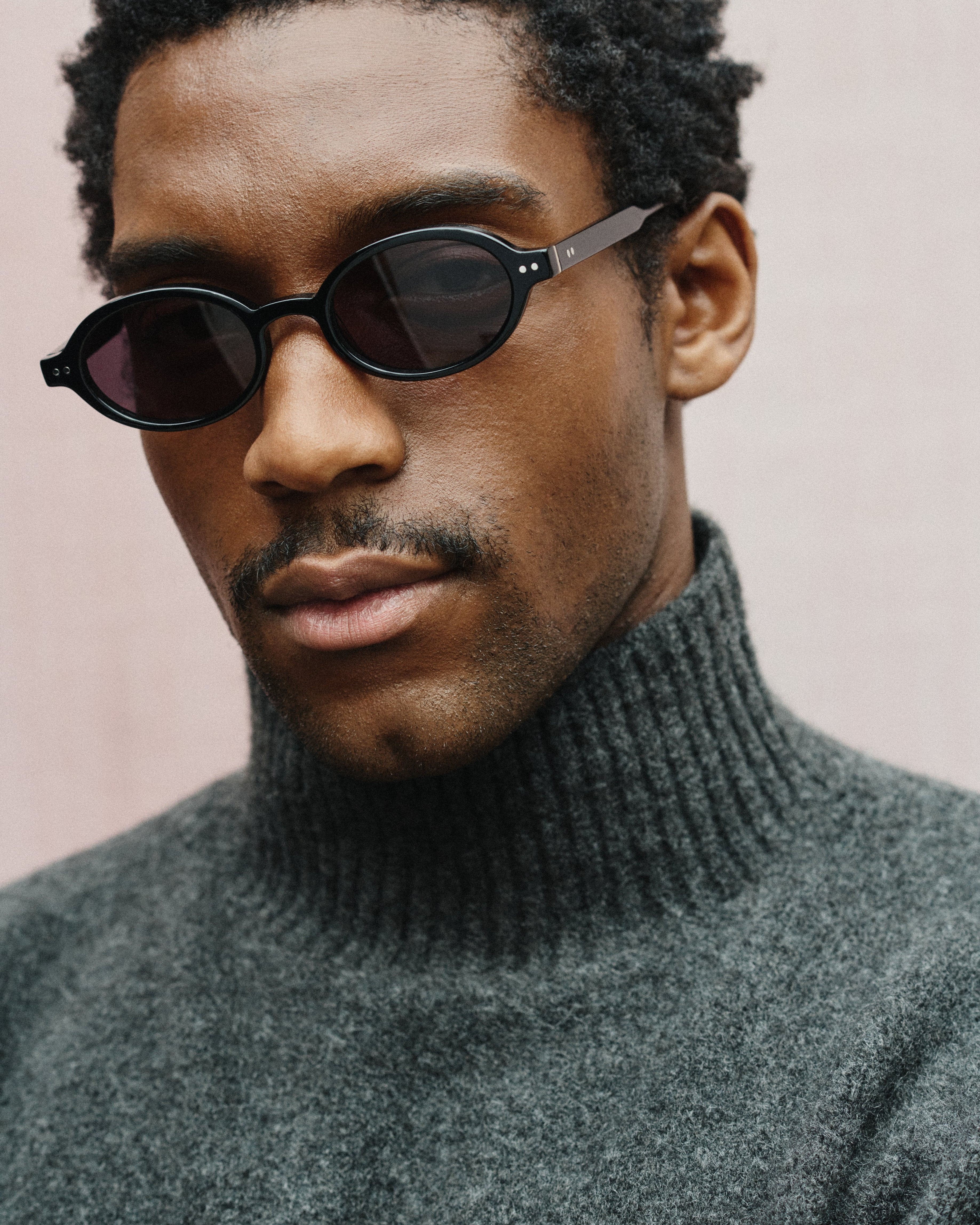 The Elvie Oval Women's Sunglasses in Black